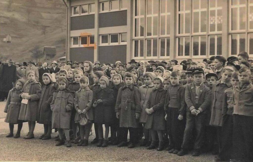 Die ersten Schüler bei der Einweihung