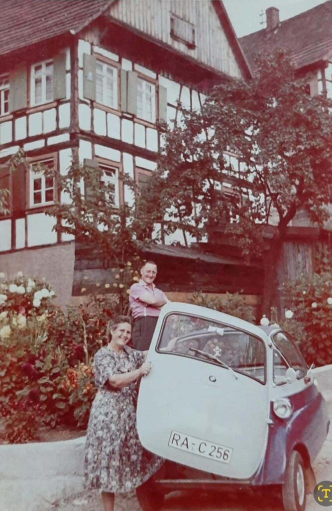 Obere Hohlgass, Kasimir und Veronika Zapf mit Isetta