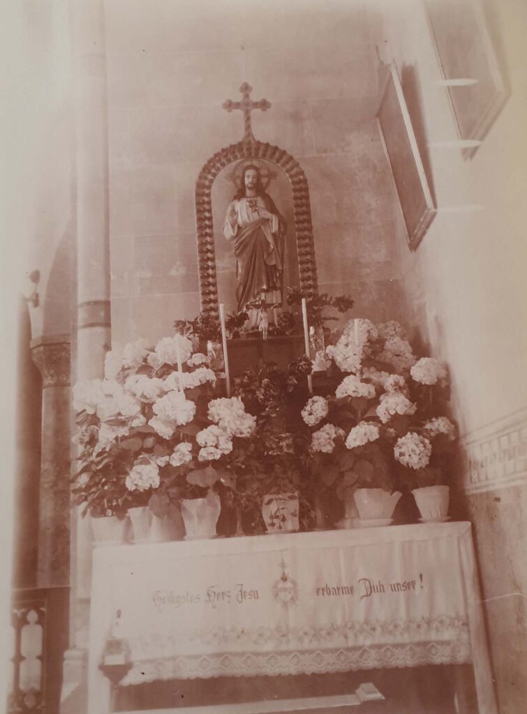 Seitenaltar mit Jesus Statue